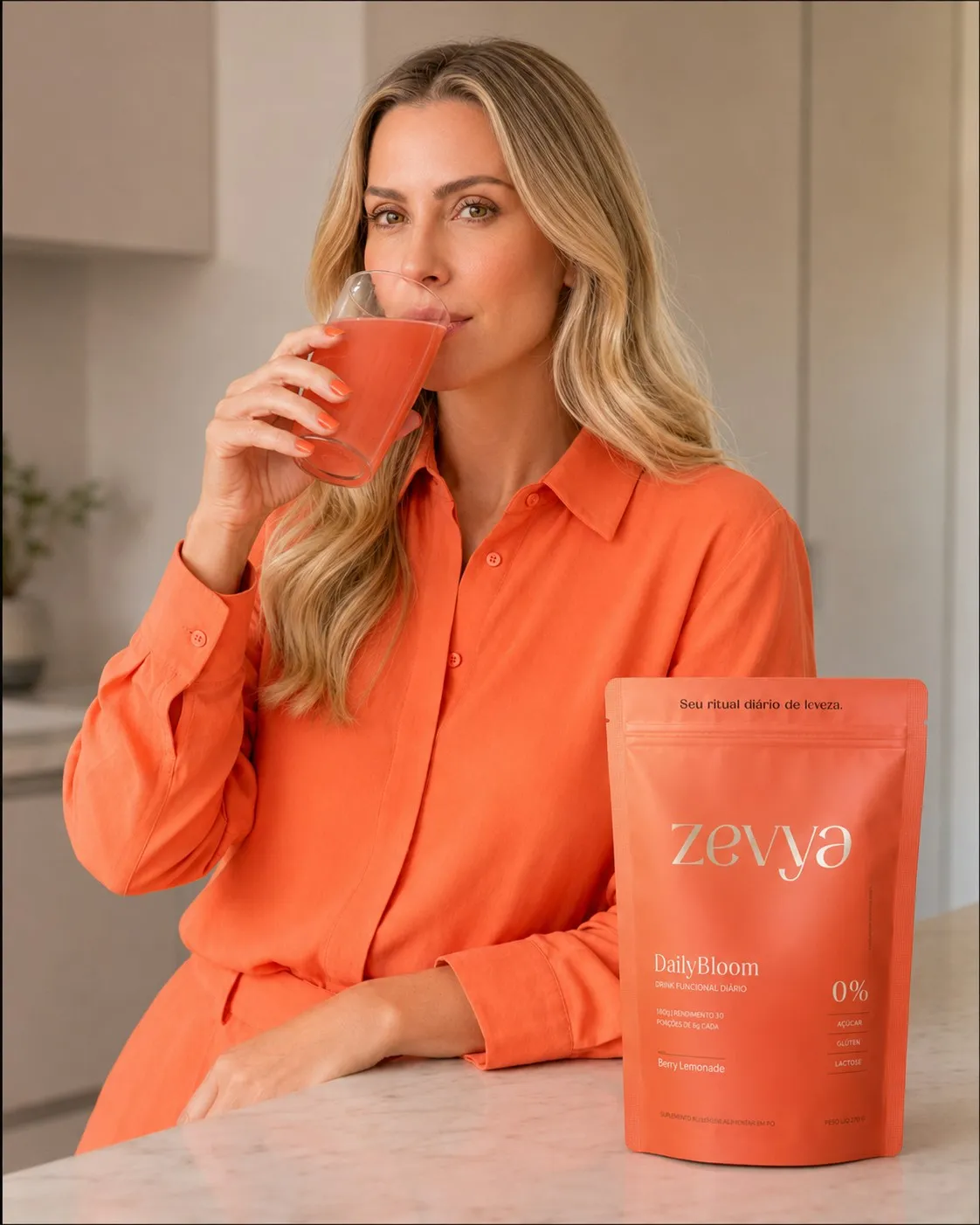 Mulher de camisa laranja bebendo Daily Bloom ao lado do pouch