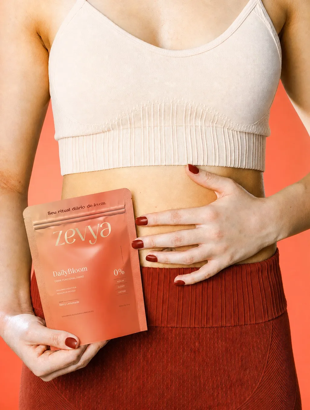 Mulher com a mão na barriga, sensação de leveza
