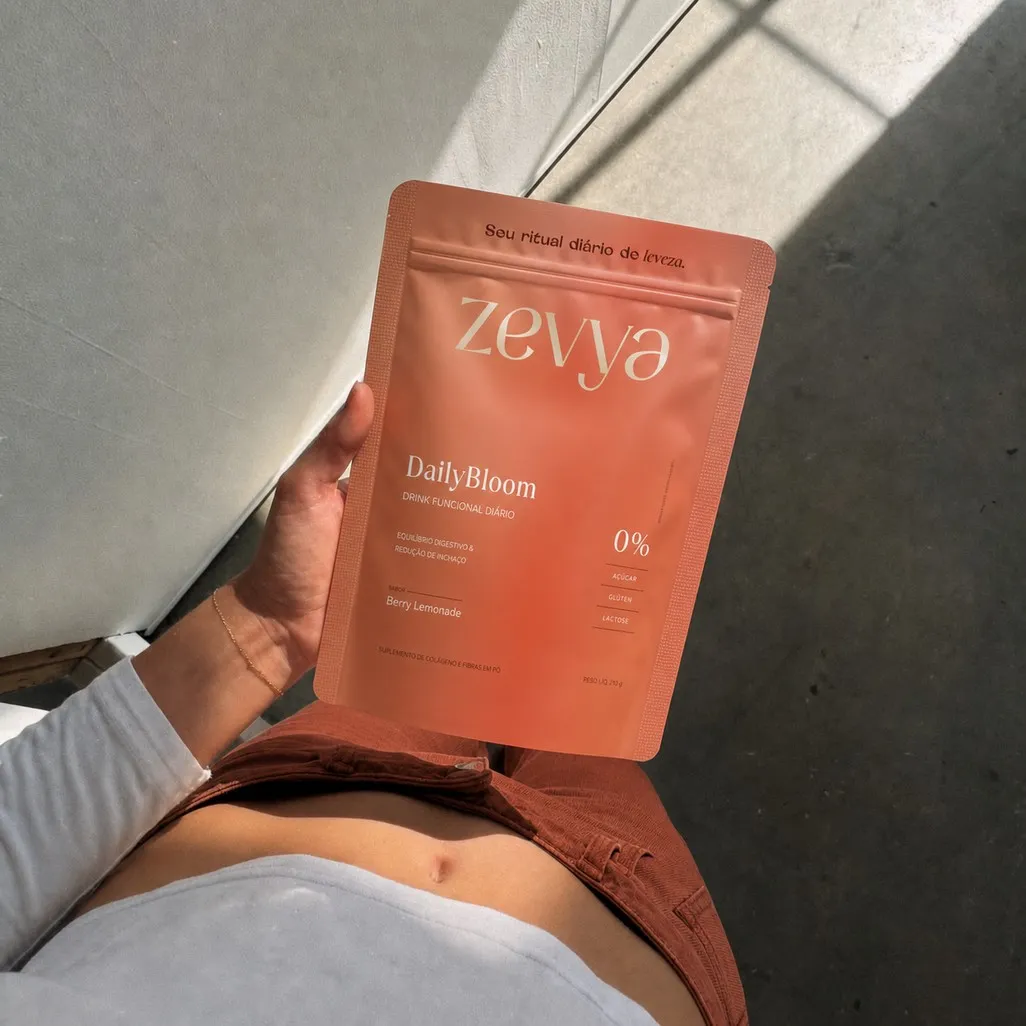 Mulher segurando o pouch Daily Bloom sob a luz do sol
