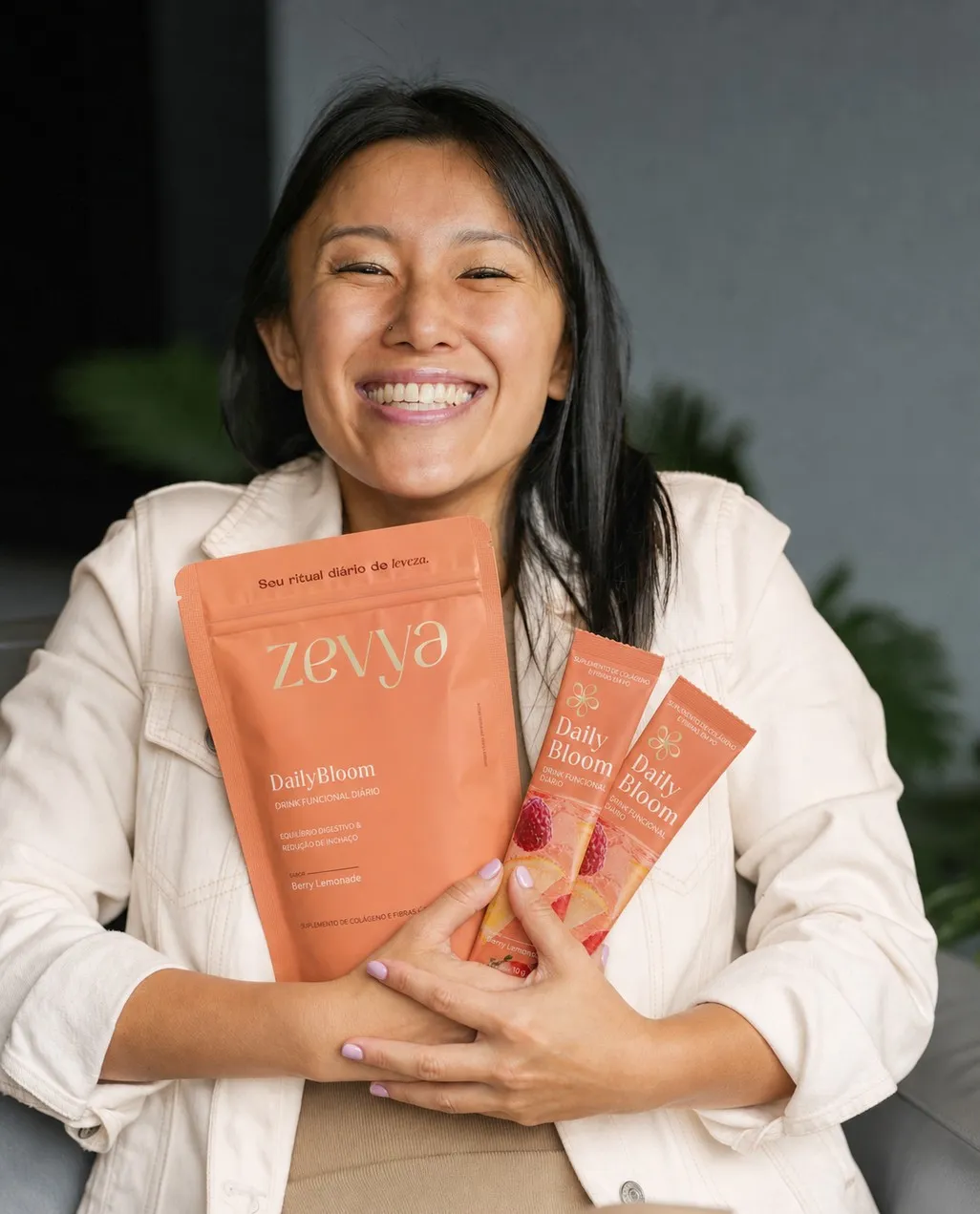 Mulher sorrindo abraçada ao pouch e sticks Daily Bloom
