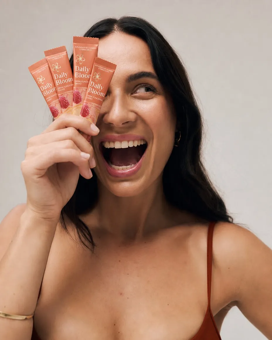 Rebeca segurando sachês Daily Bloom